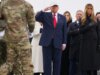 Trump condivide il dolore delle famiglie durante il rientro dei soldati caduti in guerra in Medio Oriente.