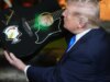 Mentre gli aerei si schiantano negli aeroporti e la guerra infuria in Iran, Trump fa visita a Graceland.