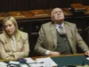 Esecutivo in crisi dopo il referendum: Delmastro e Bartolozzi si dimettono, Meloni invita Santanchè a ritirarsi.