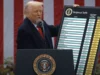 Trump modifica la sua strategia sui dazi e introduce nuove tariffe del 10% e del 12,5% per 60 paesi partner.