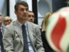 Pirlo e Maldini, la fragile leggerezza di due leggende del calcio che pensavano di essere su un altro pianeta e non si erano resi conto della guerra in corso.
