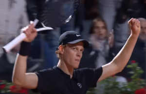 Jannik Sinner si ritira dagli Us Open a causa di un infortunio al ginocchio: “Sono dispiaciuto e deluso”. Ecco quando potrebbe rientrare in gioco.